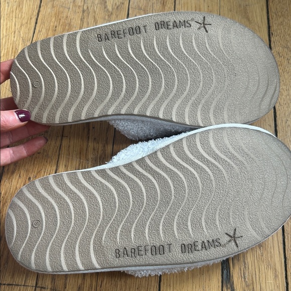 Barefoot dreams slippers size small EUC - Picture 5 of 5